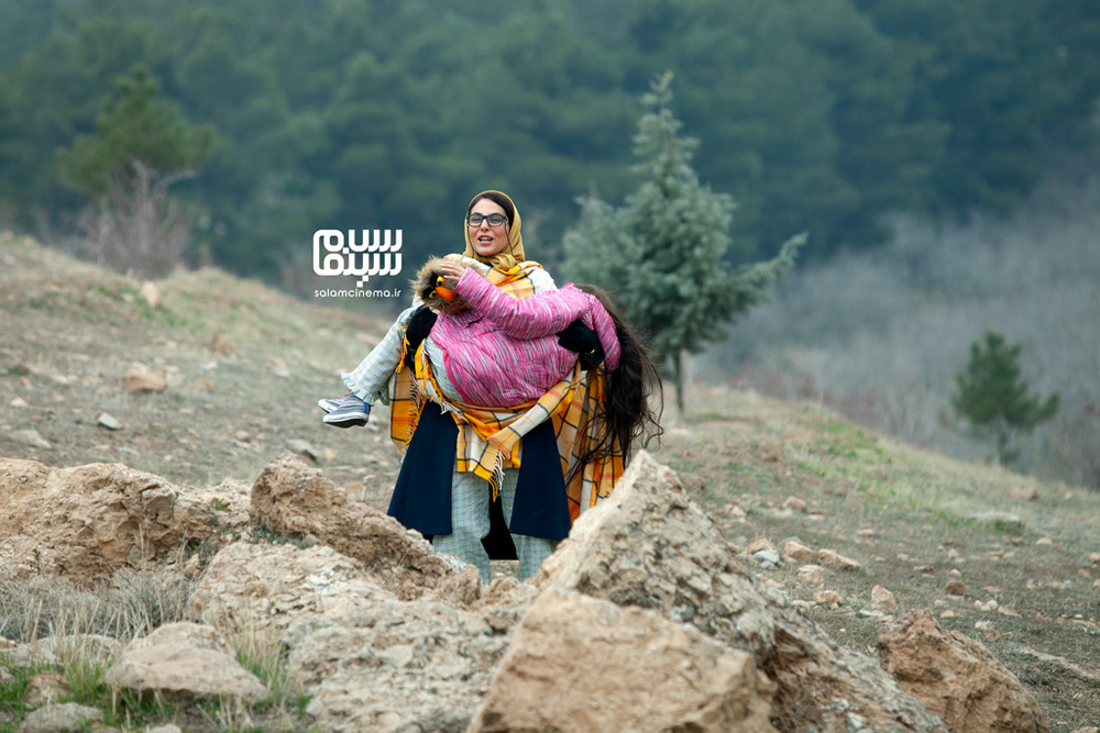 رعنا آزادی ور در نمایی از فیلم «هفته ای یک بار آدم باش»